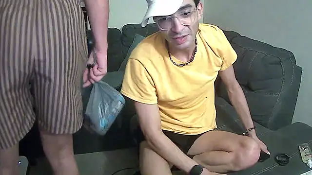 alecksucksabovepar live cam on StripChat