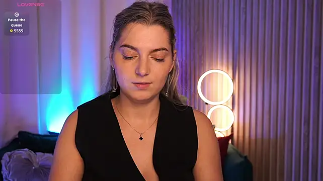 LucreciaStorm webcam