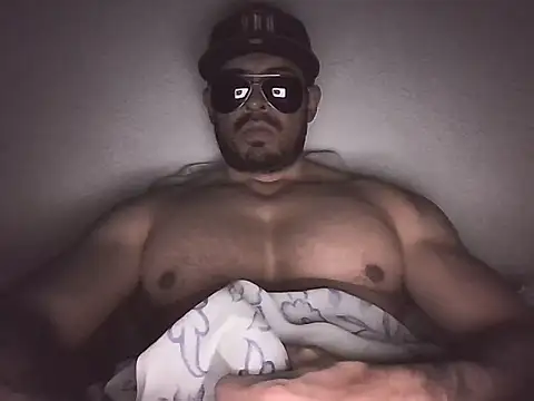 marcus002001 live cam on StripChat