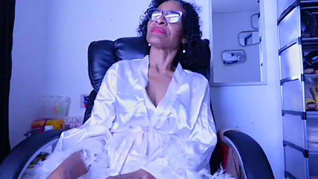 Aries_Mature webcam
