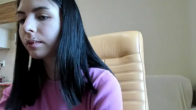ErlinaBuoy live cam on StripChat