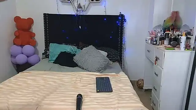 charlotte_077 live cam on StripChat