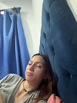 holy_juli live cam on StripChat