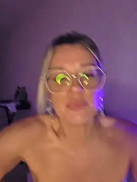 SpicyVicky live sex cam