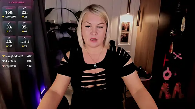 YolandaKiss live cam on StripChat