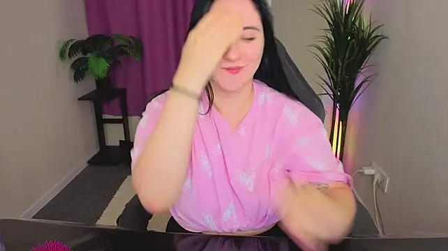 Lucy_Haall webcam