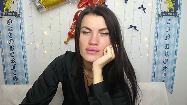 MilaLoona webcam
