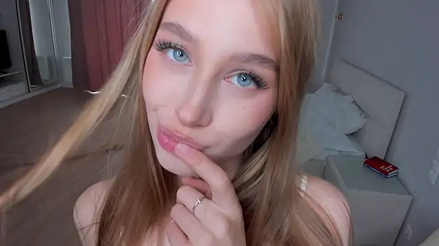 JunieAmert live cam on StripChat