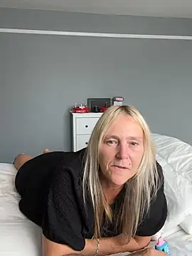 Blondnboujee53
