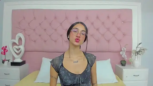 SaraTease_ live cam on StripChat