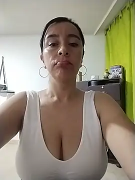 hailey85 live cam on StripChat