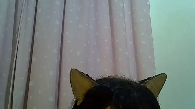 SkinnyKitten live cam on StripChat
