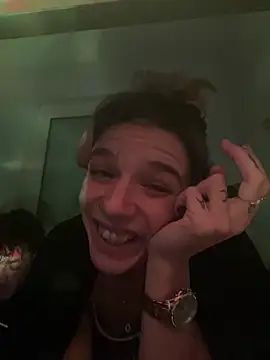 MissGoldieB webcam
