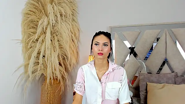 NicolMiller4 live cam on StripChat