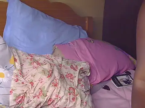 Milkymommy45 webcam