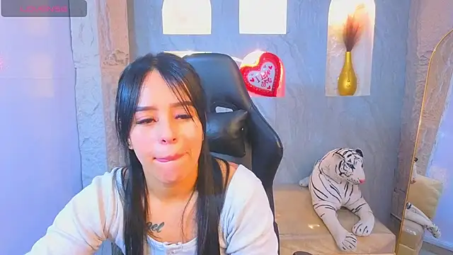 Lore18_b live cam on StripChat