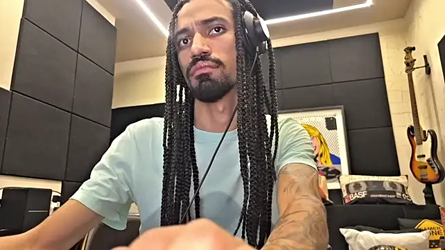 FavelaDaddyCum live cam on StripChat