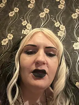 paradoxical_enigma live cam on StripChat