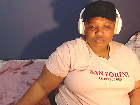 JUICYLIPS333 live cam on StripChat