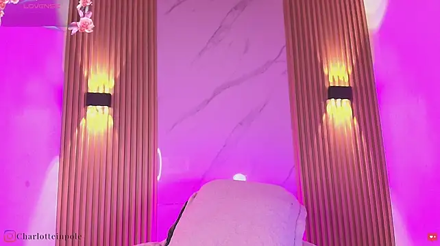 miss_charlootte1 live cam on StripChat