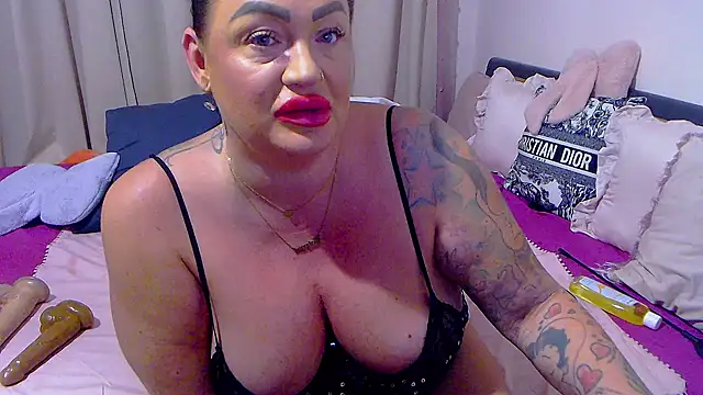 BustyVicky live cam on StripChat