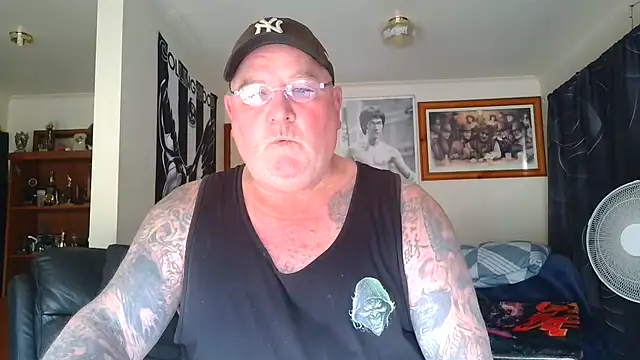 kinkyblueyes69 (M mature) - NAKED TAKE CLOTHES OFF