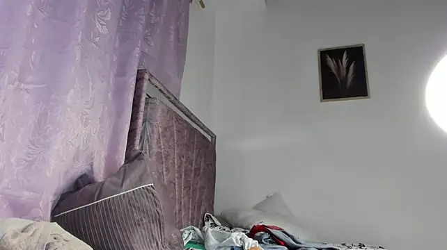 EmeraldBlonde webcam