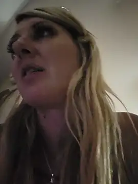 SheIsSomething webcam