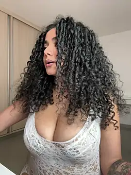Curlyierr live sex cam