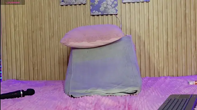 Moonceleste live cam on StripChat