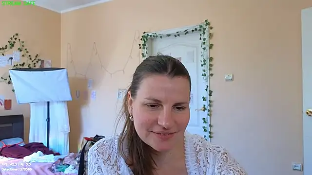 Mirabelle_Velvet webcam