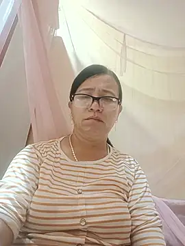 Chilly-wet live cam on StripChat