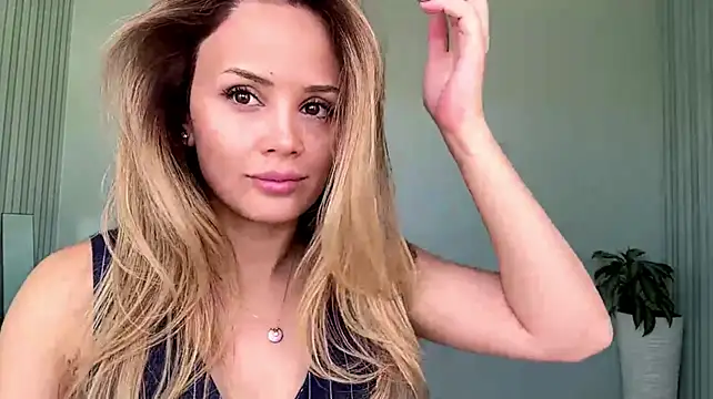 SayraPie live cam on StripChat