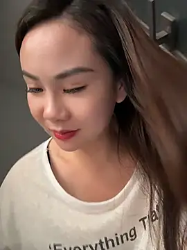 Yioyio-666 live cam on StripChat