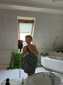 AlexaVee_