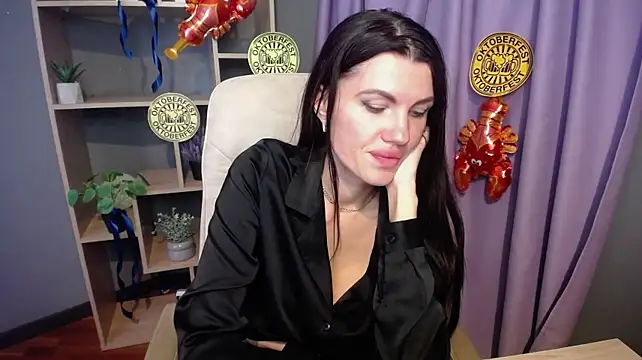 MilaLoona webcam