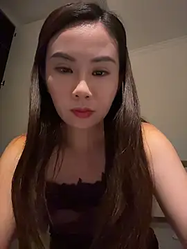 Yioyio-666 live cam on StripChat