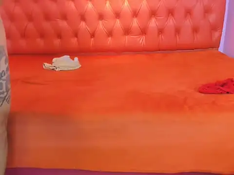 Hott_Bunny live cam on StripChat