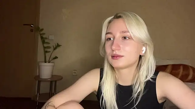 LishaNuding live sex cam