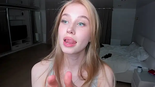 JunieAmert webcam