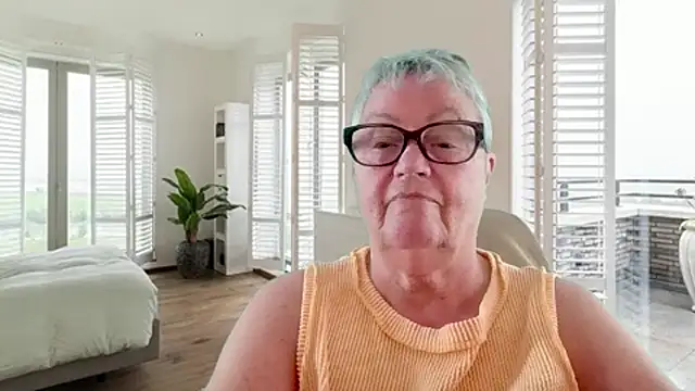 Mystery-Grandmother live cam preview