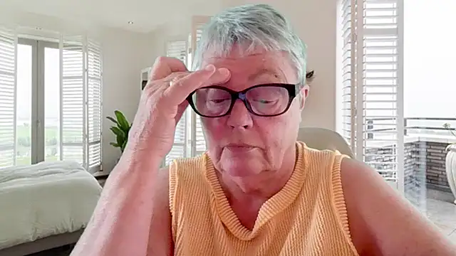 Mystery-Grandmother webcam