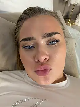 MonicaWestt webcam