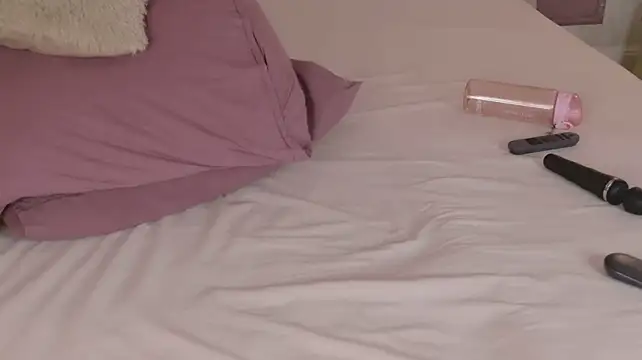 Kira-Lane live cam on StripChat