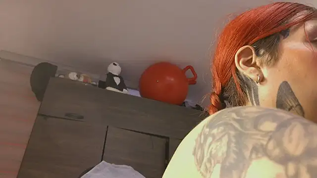 selene_red_ webcam