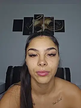 Crissdesire live cam on StripChat