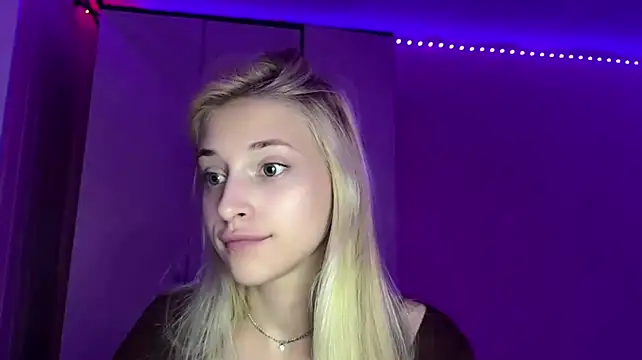 FiveFootBlonde webcam