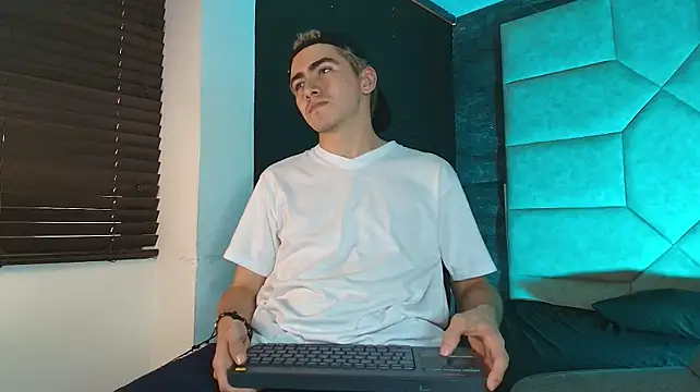 Tyler_Mcrey live cam on StripChat
