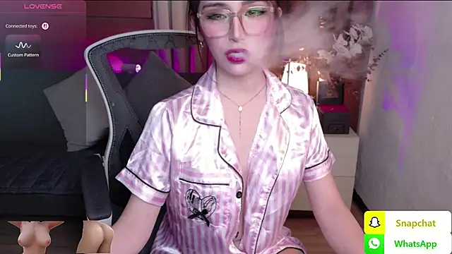 ITSmhiyasnow live cam on StripChat