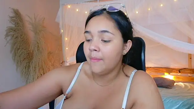 Miadancing live cam on StripChat